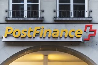 Le logo de Postfinance dans sa succursale de la Aarbergergasse à Berne (photo d'archives)